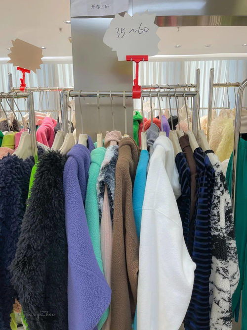 服裝批發(fā)市場清倉尋寶 100元3件靚衫與20元牛仔褲，哪里更抵？